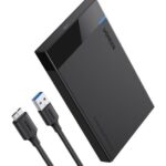 Boîtier externe Ugreen USB 3.0 posé sur un bureau moderne