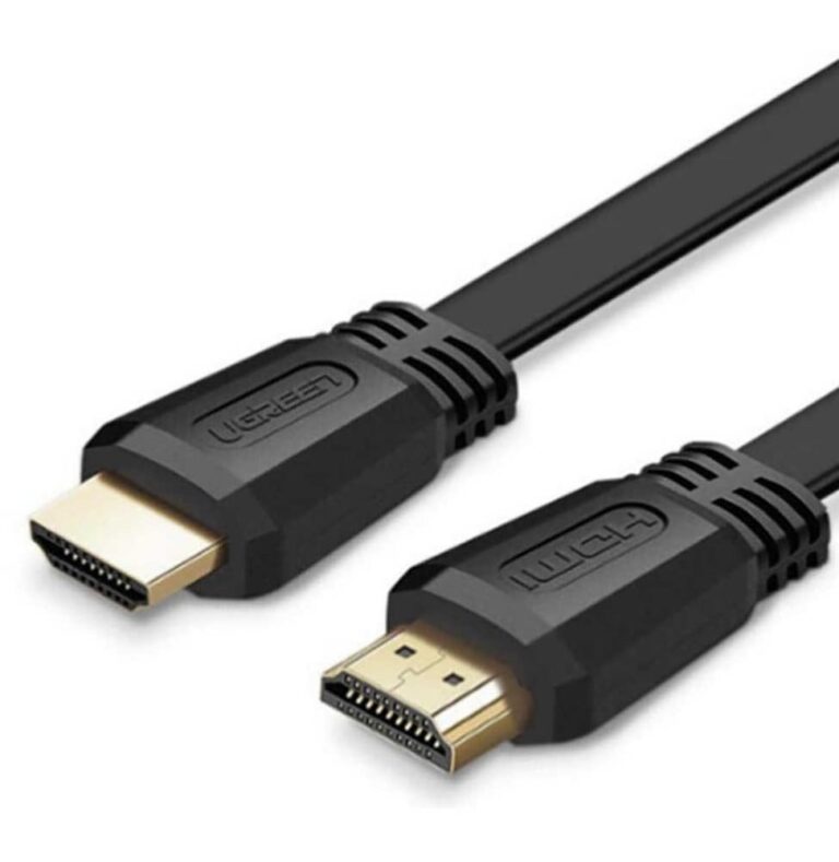 Câble Ugreen Flat HDMI 2.0 de 3 mètres connecté à une télévision Ultra HD 4K.