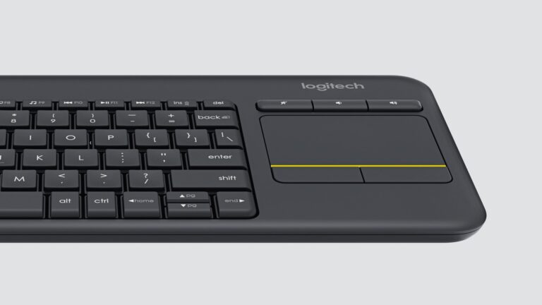 Clavier Logitech K400 Plus posé sur un bureau moderne