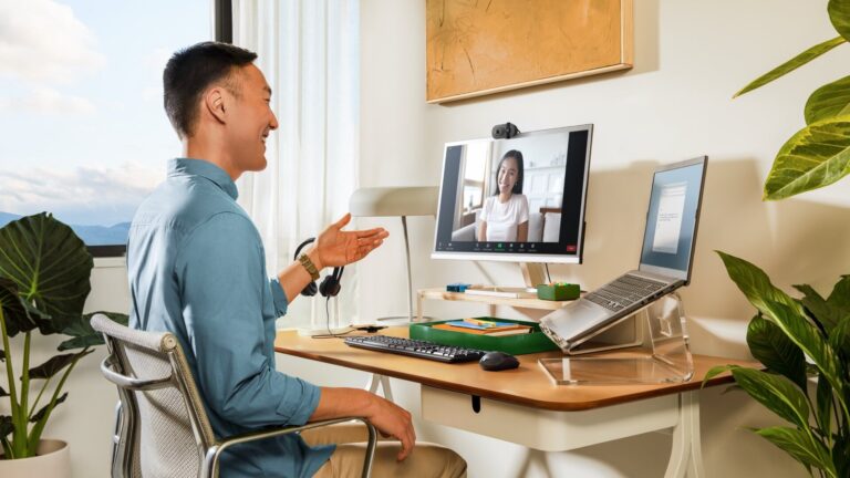 Webcam Logitech posée sur un moniteur