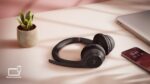 Gros plan sur les commandes du casque Logitech Zone 300