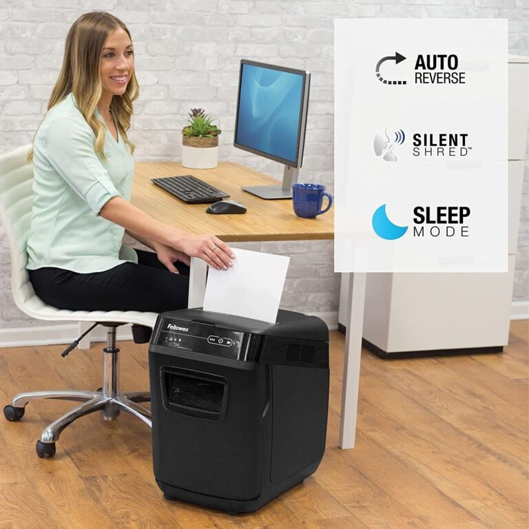 Destructeur Fellowes AutoMax™ 150C sur bureau moderne