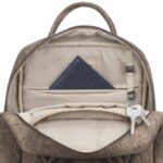 Sac à dos Rivacase 8925 beige porté en situation urbaine