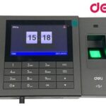 Machine de présence Deli E3758 en usage