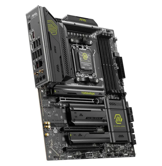 Carte Mère MSI MAG X870E TOMAHAWK WIFI vue inclinée avec socket AM5 et dissipateurs noirs