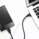 Câble UGREEN 20882 USB-C vers USB-A connecté à un ordinateur portable