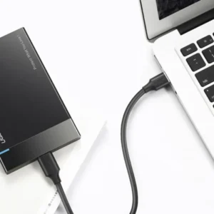Câble UGREEN 20882 USB-C vers USB-A connecté à un ordinateur portable