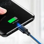 Câble USB-C UGREEN 20882 utilisé pour charger un smartphone compatible