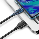 Câble USB-C vers USB-A UGREEN 20882 connecté à smartphone et ordinateur