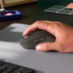 logitech m650 souris graphite vue angle design compact bureau