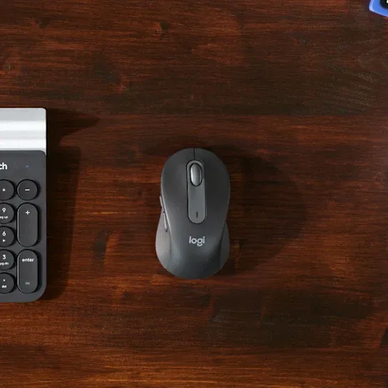 logitech m650 souris graphite sur bureau setup travail