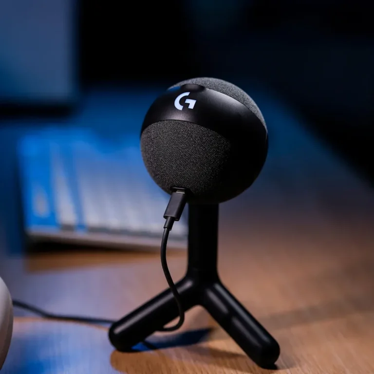 Micro Logitech Yeti Orb angle avant avec design compact RGB